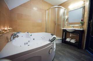 Отель Hotel Kasztel Rzezawa Апартаменты с гидромассажной ванной-3