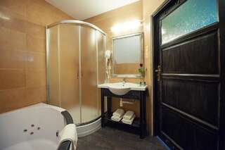 Отель Hotel Kasztel Rzezawa Апартаменты с гидромассажной ванной-5
